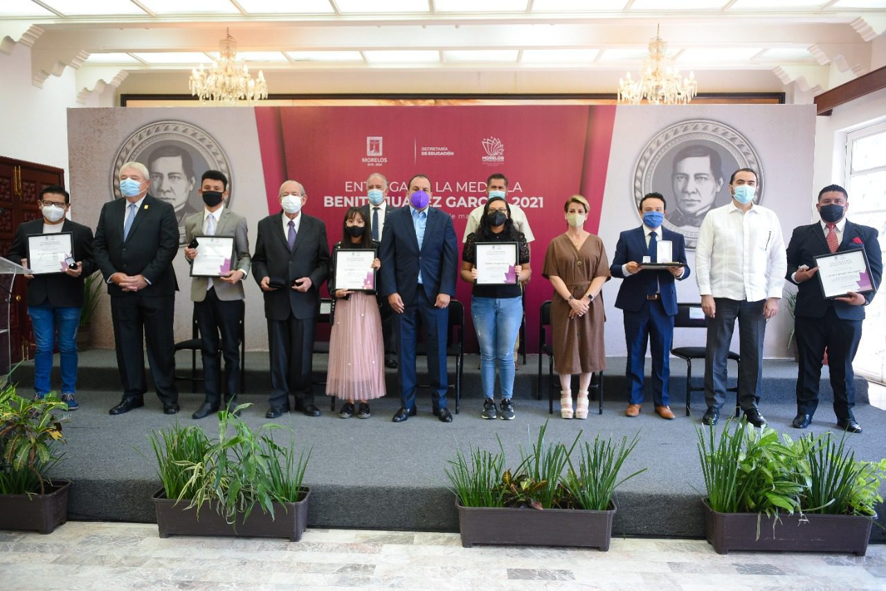 Entrega Cuauhtémoc Blanco la medalla Benito Juárez al mérito ciudadano