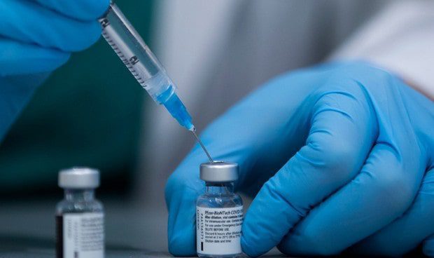 Vacuna de Pfizer genera respuesta inmune en 99% de personas después de una dosis