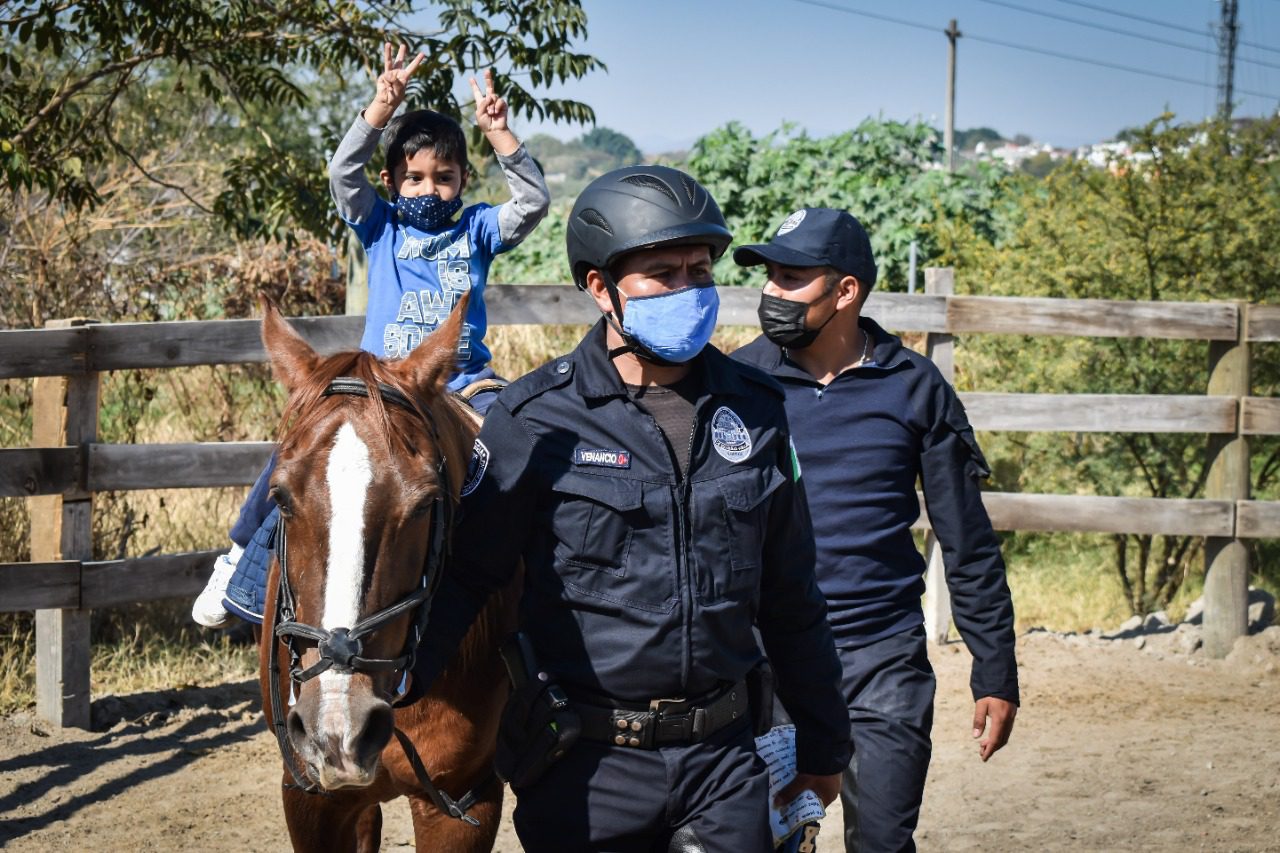 La Policía Montada ofrece EQUINOTERAPIA a personas con discapacidad
