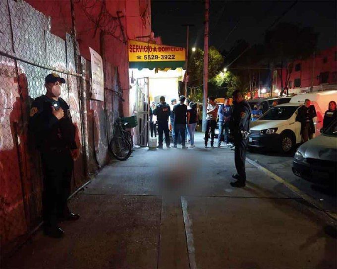 Vecinos atan y dan golpiza a supuesto violador de niños en CDMX