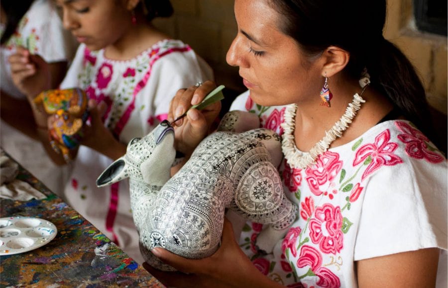 Artesanas de Oaxaca denuncia robo y reventa de sus diseños textiles