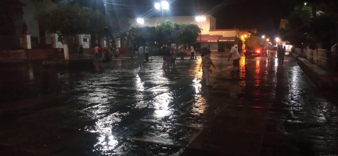 Limpian y lavan el zócalo de la Ciudad de Cuautla y calles circunvecinas