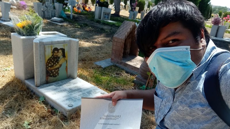 Joven cumple su promesa y lleva su título universitario a la tumba de sus padres