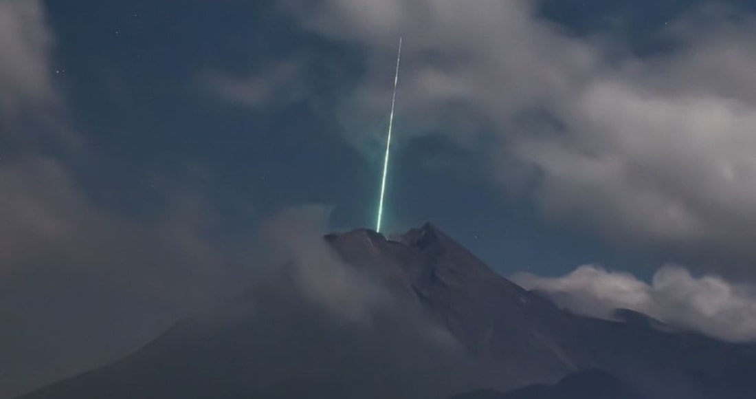 Meteoro cae sobre el volcán más activo de Indonesia