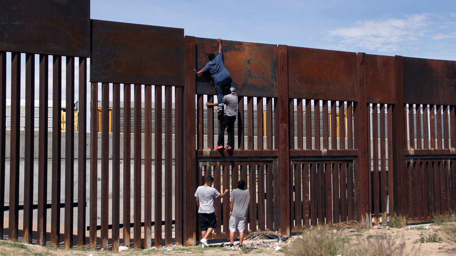 Embarazada escala muro fronterizo en Ciudad Juárez y queda atrapada