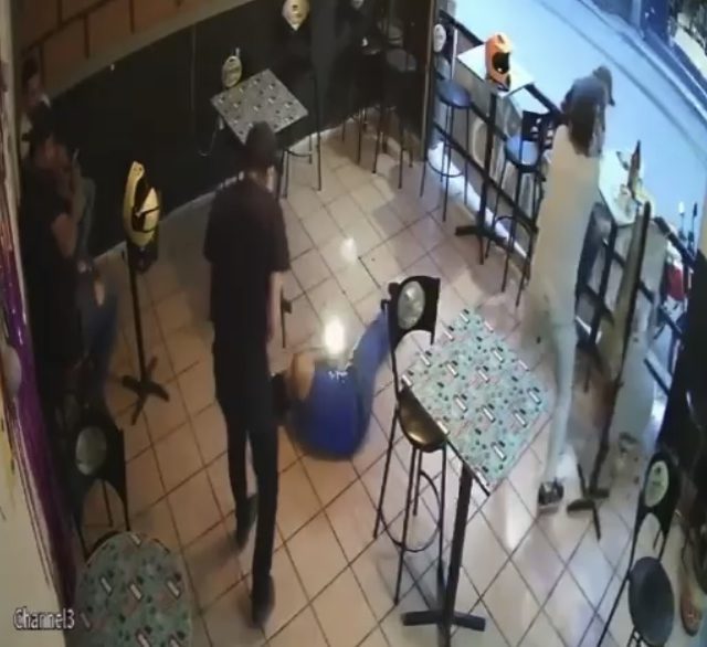Difunden video del ataque a tres hombres en bar de Jiutepec