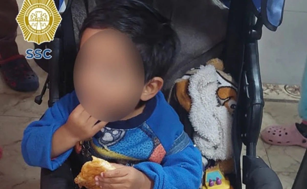 Abandonan a niño en una carriola en calle de la CDMX