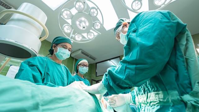 Mujer muere al ser ‘operada’ por hombre que fingía ser doctor