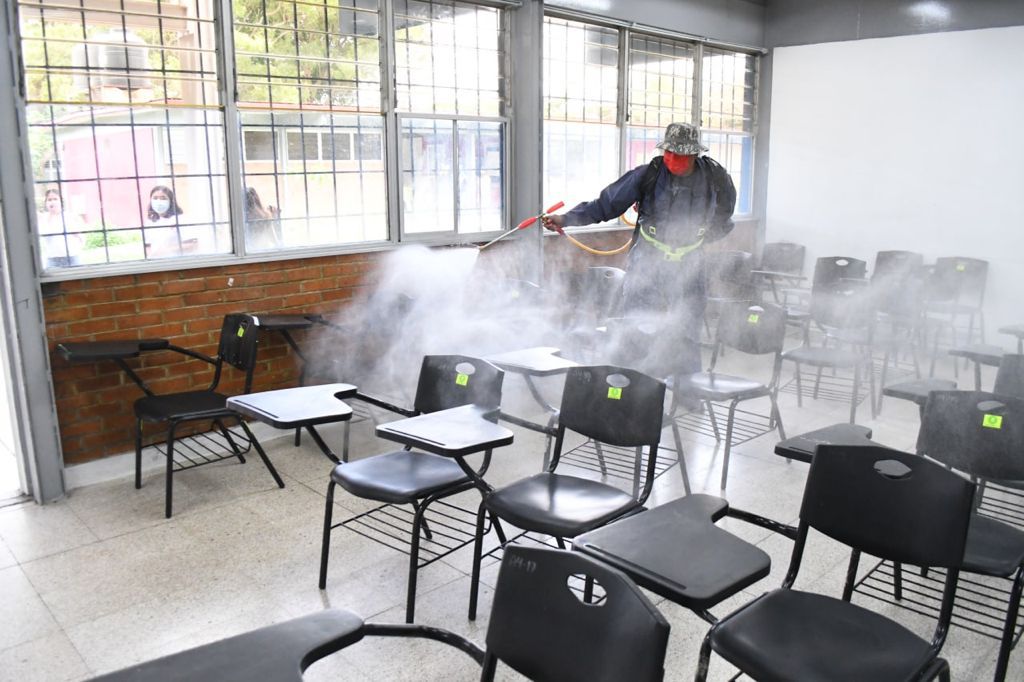 Desinfectan escuelas de Cuautla para garantizar medidad de salud