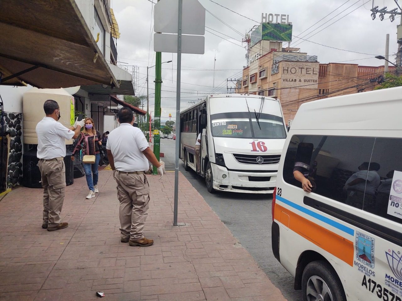 Bajan a pasajeros que no usan cubrebocas en transporte público de Cuernavaca