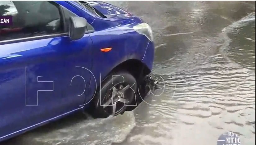 Cae auto dentro de un socavón que se formó en CDMX