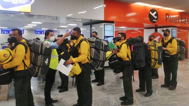 Bomberos mexicanos ayudan a Canadá a combatir los incendios