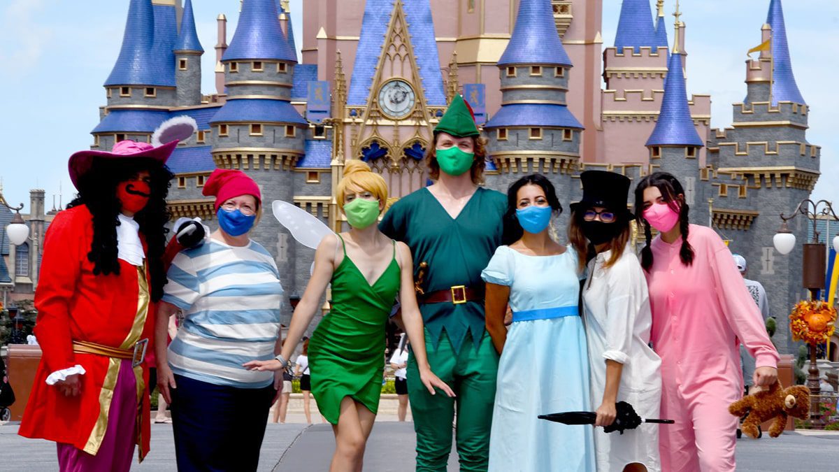Disney restablece el uso de cubrebocas en sus parques de Florida