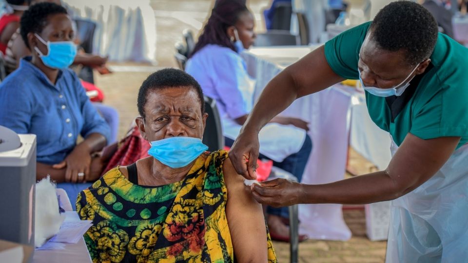 Aplican vacunas falsas contra COVID-19 en Uganda