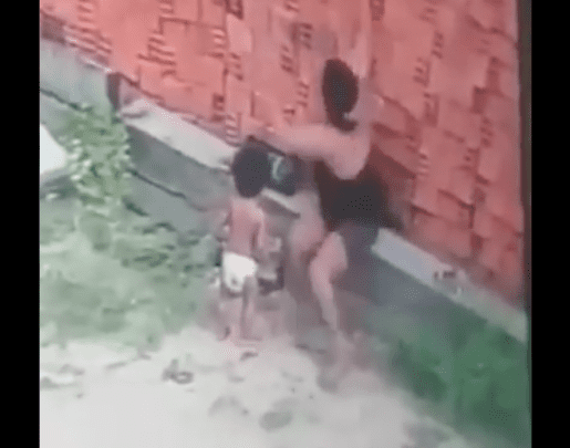 [VIDEO] Mujer usa su cuerpo para salvar a niño de ser aplastado