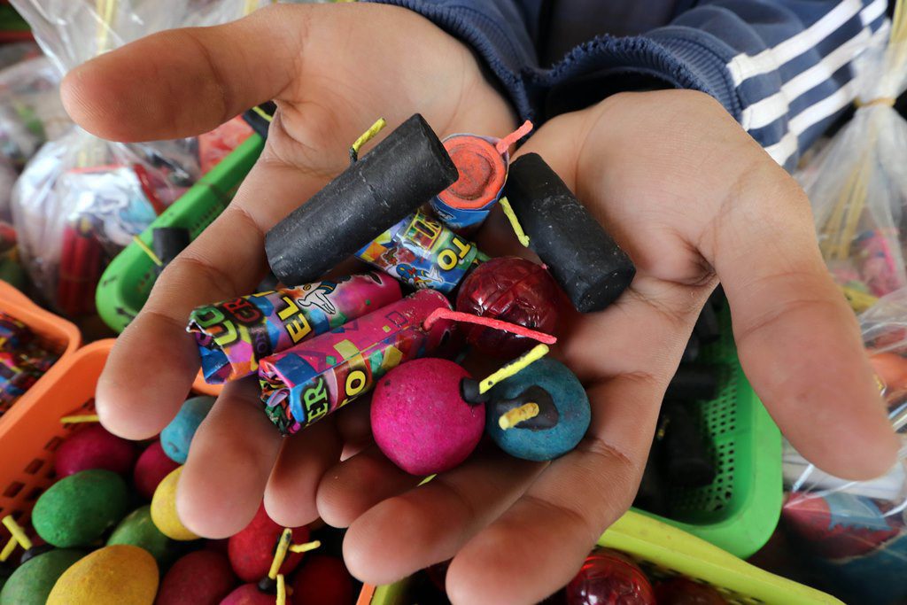 Piden evitar que niños jueguen con pirotecnia en Fiestas Patrias