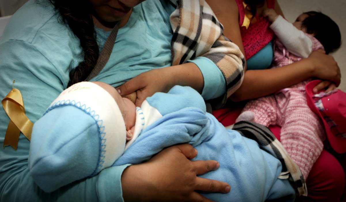 Senado aprueba el derecho de mujeres a amamantar en espacios públicos