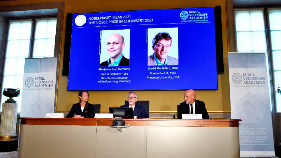 Otorgan Premio Nobel de Química 2021 a List y MacMillan por nueva forma de crear moléculas