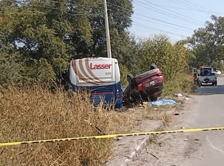Muere joven en accidente entre autobús Lasser y camioneta particular