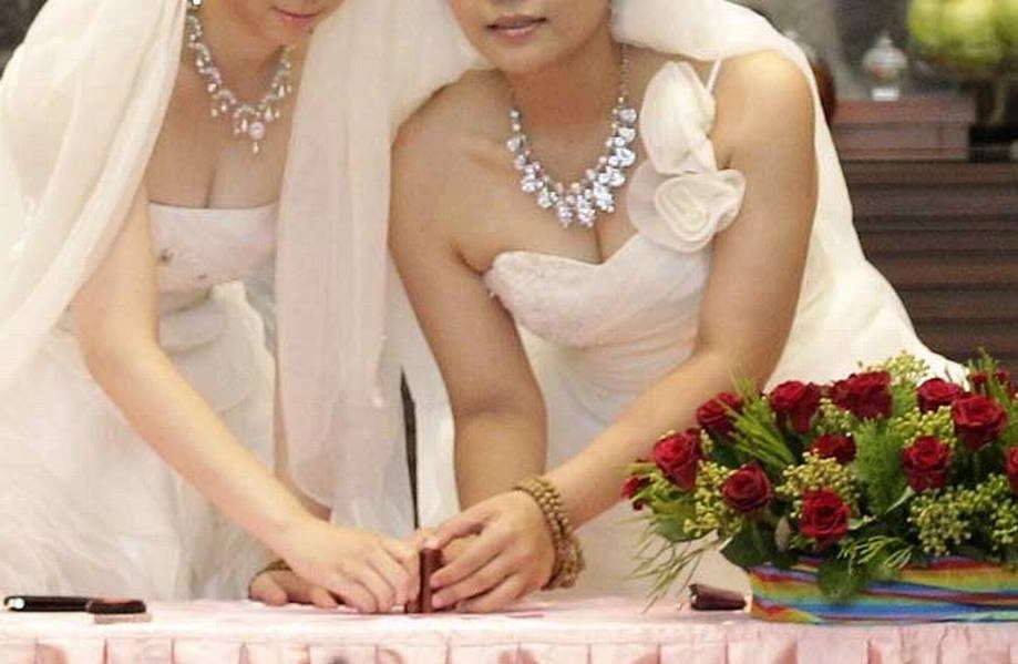 ¡Matrimonio de tres! Se amparan para que hombre tenga dos esposas