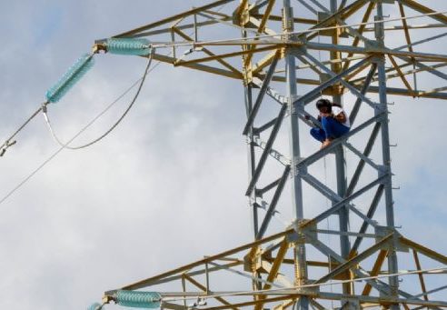 [VIDEO] Mujer cae de una torre de alta tensión en Mérida.