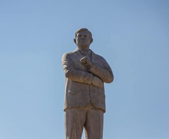 Ex alcalde de Morena develó estatua de AMLO en Atlacomulco