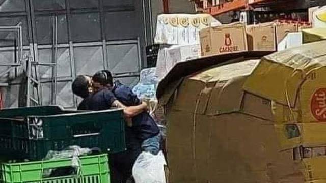 Le llevó de comer a su esposo pero lo encontró cariñoso con su compañero