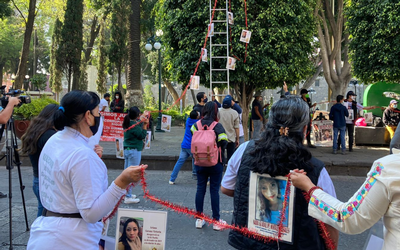 Ayuntamiento retiró fotografías de desaparecidos en el Zócalo de Puebla