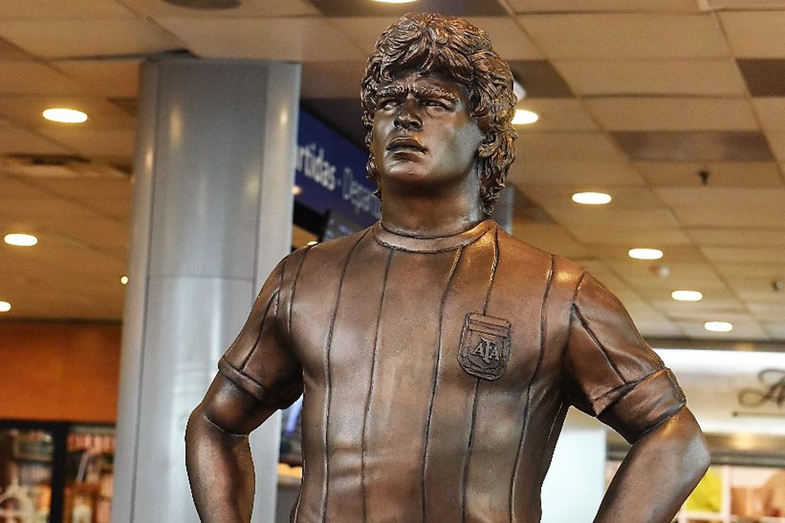 Colocan estatua de Maradona en aeropuerto de Argentina
