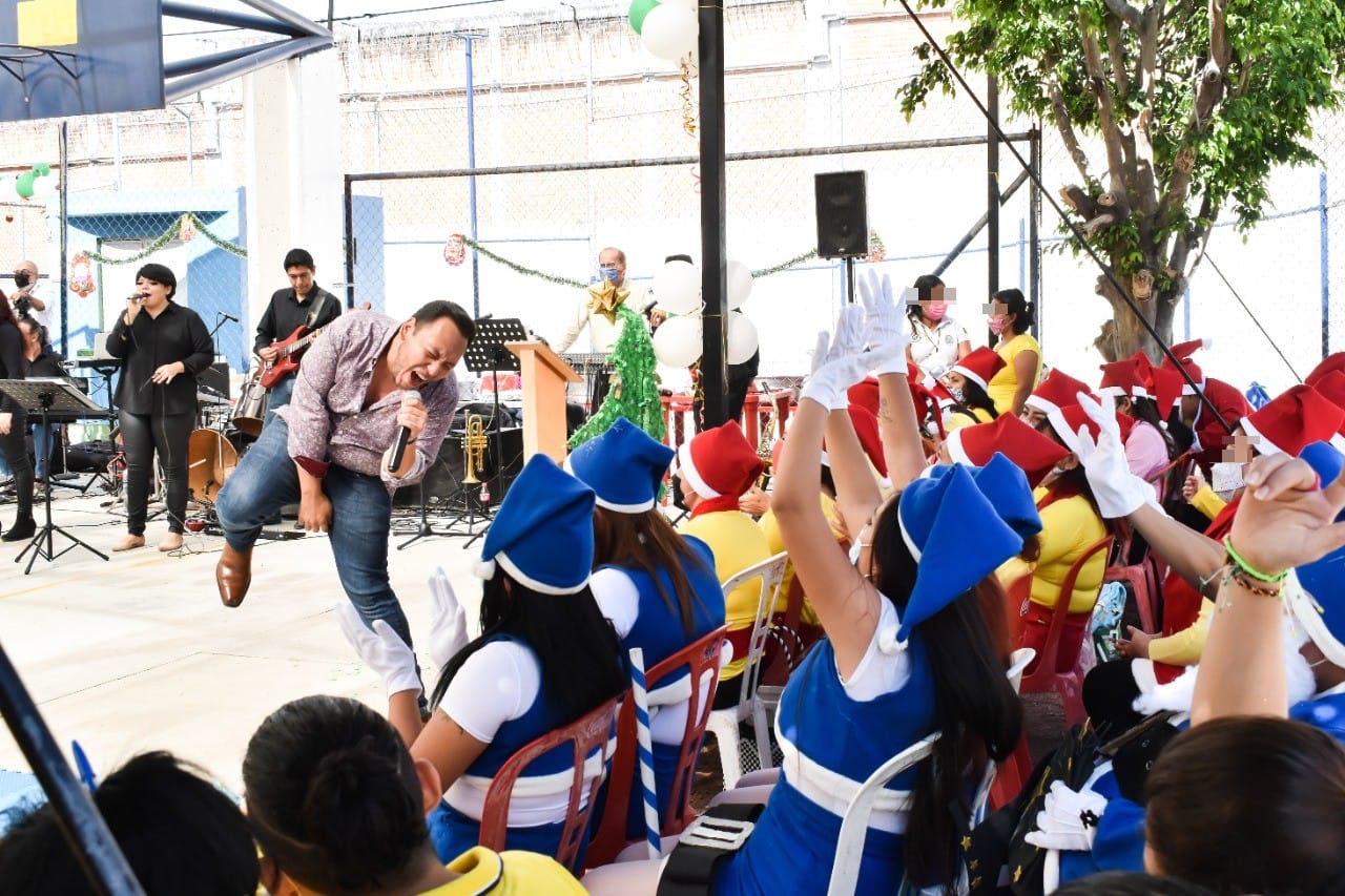Festejan la Navidad con reclusas del Penal de Atlacholoaya