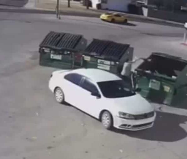 [VIDEO] Mujer tiró a la basura a su bebé recien nacido en EEUU.