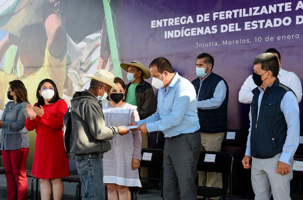 Entrega Cuauhtémoc Blanco fertilizantes a campesinos de Morelos