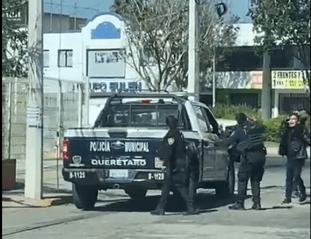 [VIDEO] Sujeto intimida, somete y hacen correr a policías en Querétaro