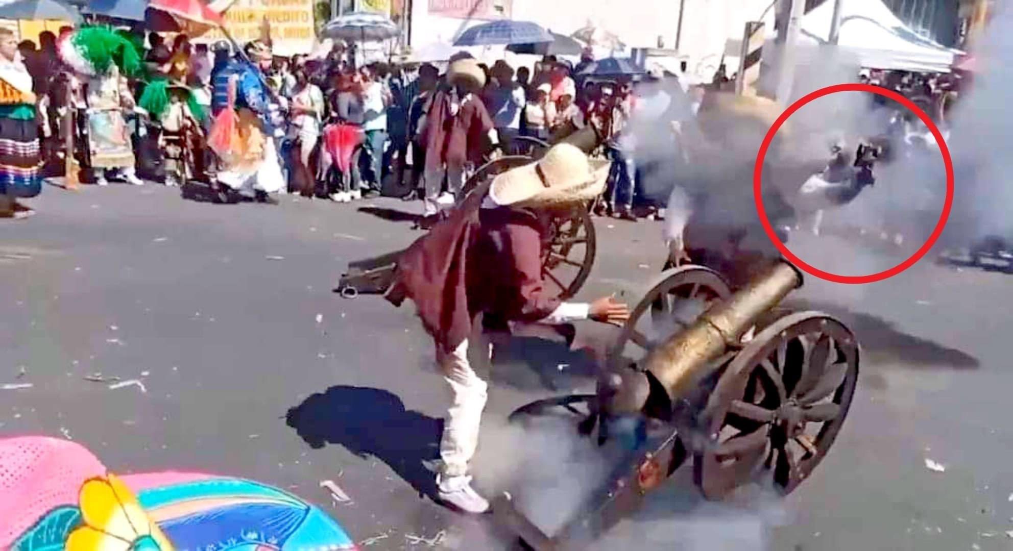[VIDEO] Cañón le explota en la mano a hombre en carnaval de Puebla