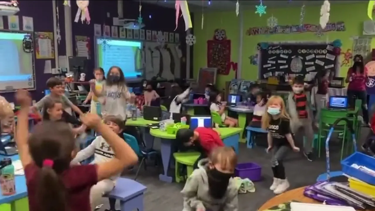 [VIDEO] Niños gritan de alegría al decirles que el cubrebocas ya no es obligatorip