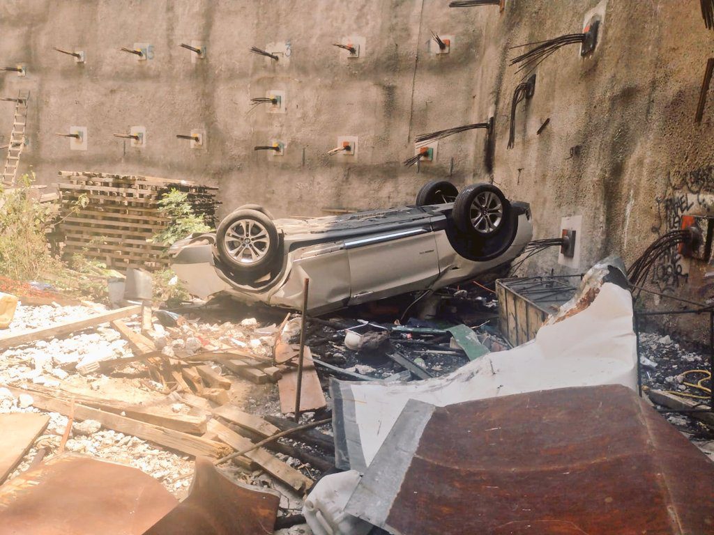 [VÍDEO] Cae auto a fosa de mas de 40 metros de altura en CDMX