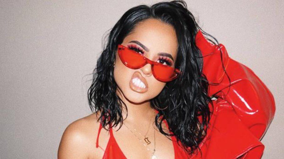 Becky G desata las redes sociales con sensual body negro, vestida de vaquera