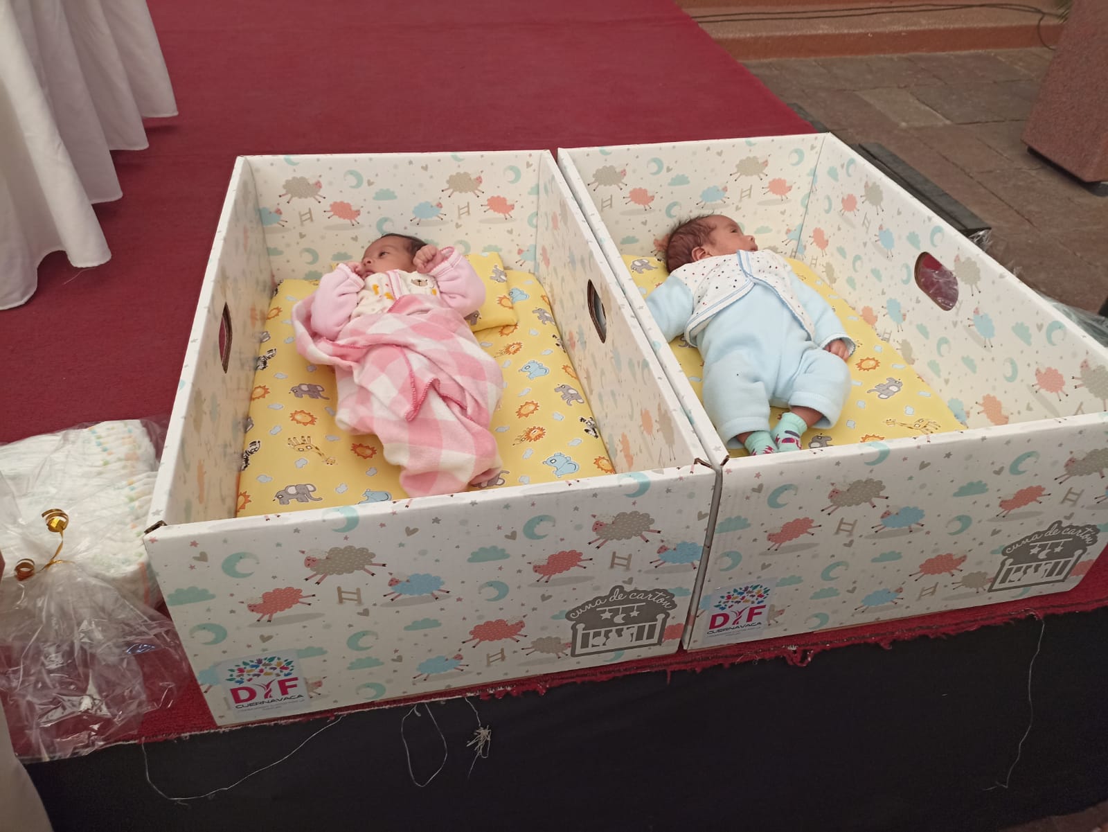 Entregan cunas de cartón en Cuernavaca para evitar muerte súbita infantil