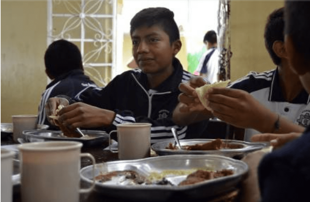 Alumnos denuncian abusos por parte del director de escuela secundaria en Oaxaca