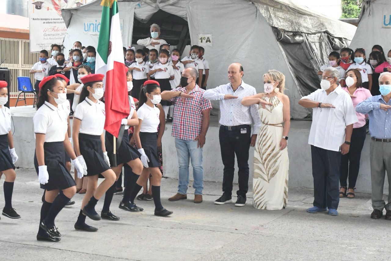 Rodrigo Arredondo asiste a honores a la bandera a la escuela Gabriel Tepepa