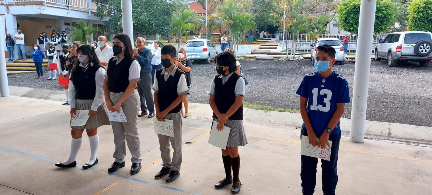 Niña se olvida de estereotipos y usa PANTALÓN en uniforme de la secundaria en Morelos
