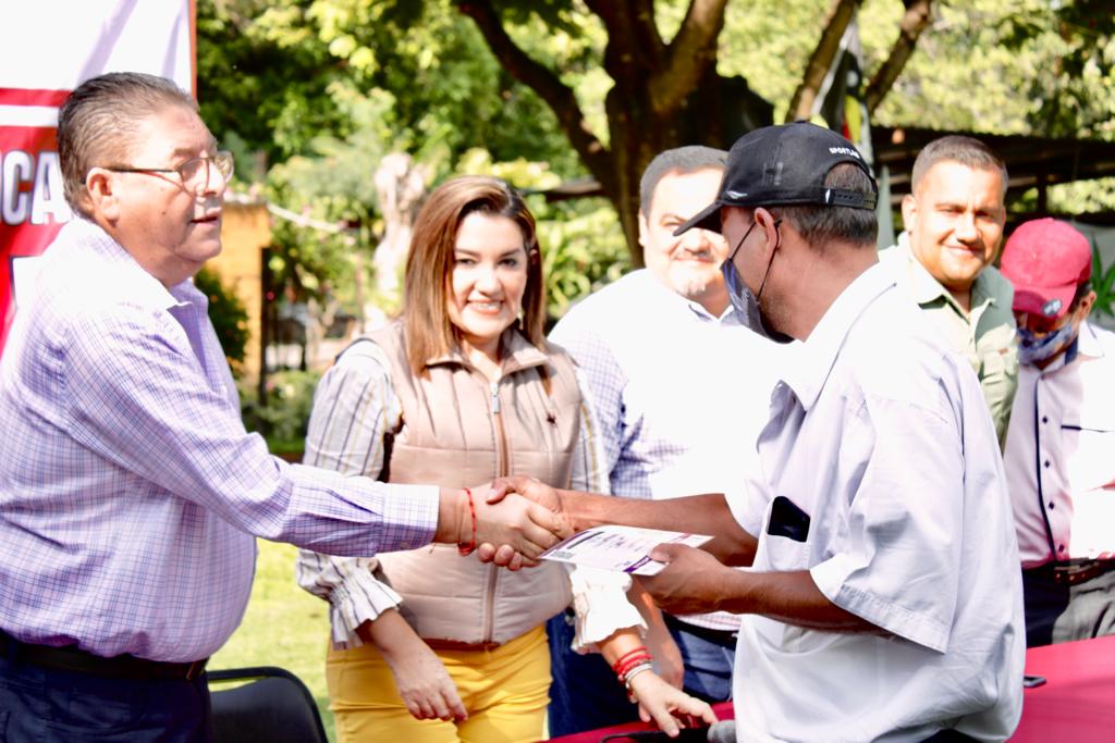 Entrega la SMyT gafetes a operadores certificados en Tetecala