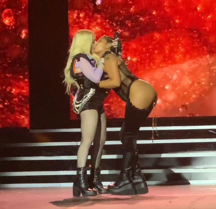 Madona y Tokischa celebran con apasionado beso el orgullo LGBT+