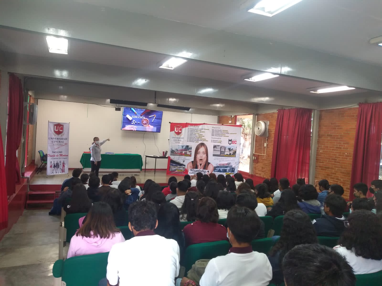 Imparten conferencia para prevenir adicciones en jóvenes estudiantes