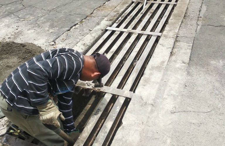 Realizan limpieza en rejillas pluviales para evitar inundaciones en calles de Cuernavaca