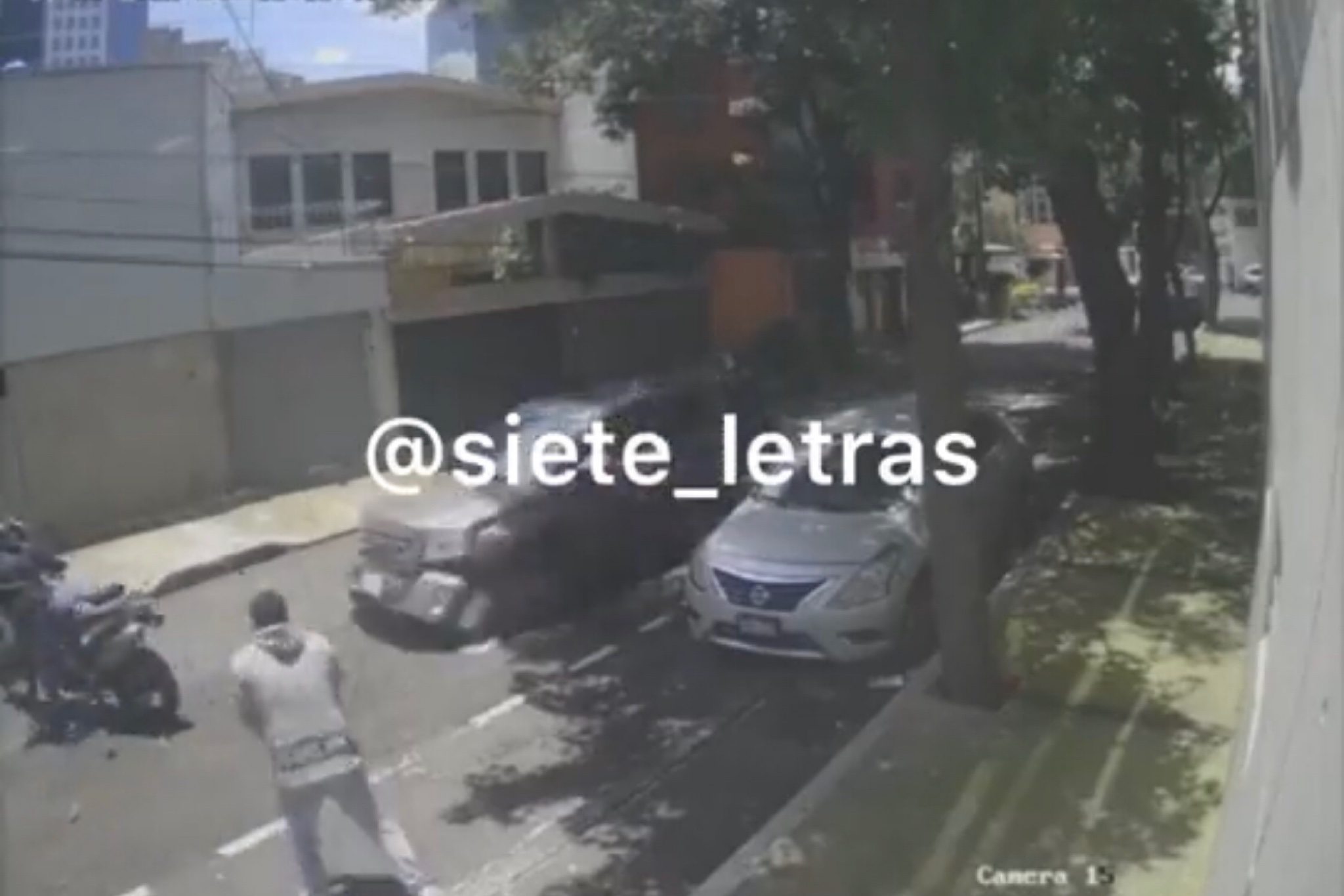 [VIDEO] Conductor persigue y atropella a ladrones en CDMX