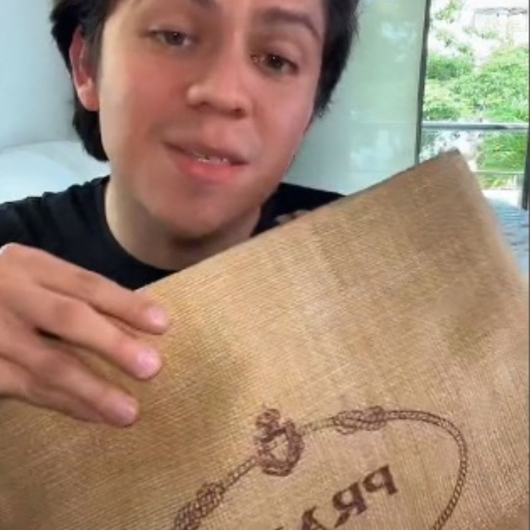 Influencer vende bolsas ecológicas que regalan en Prada