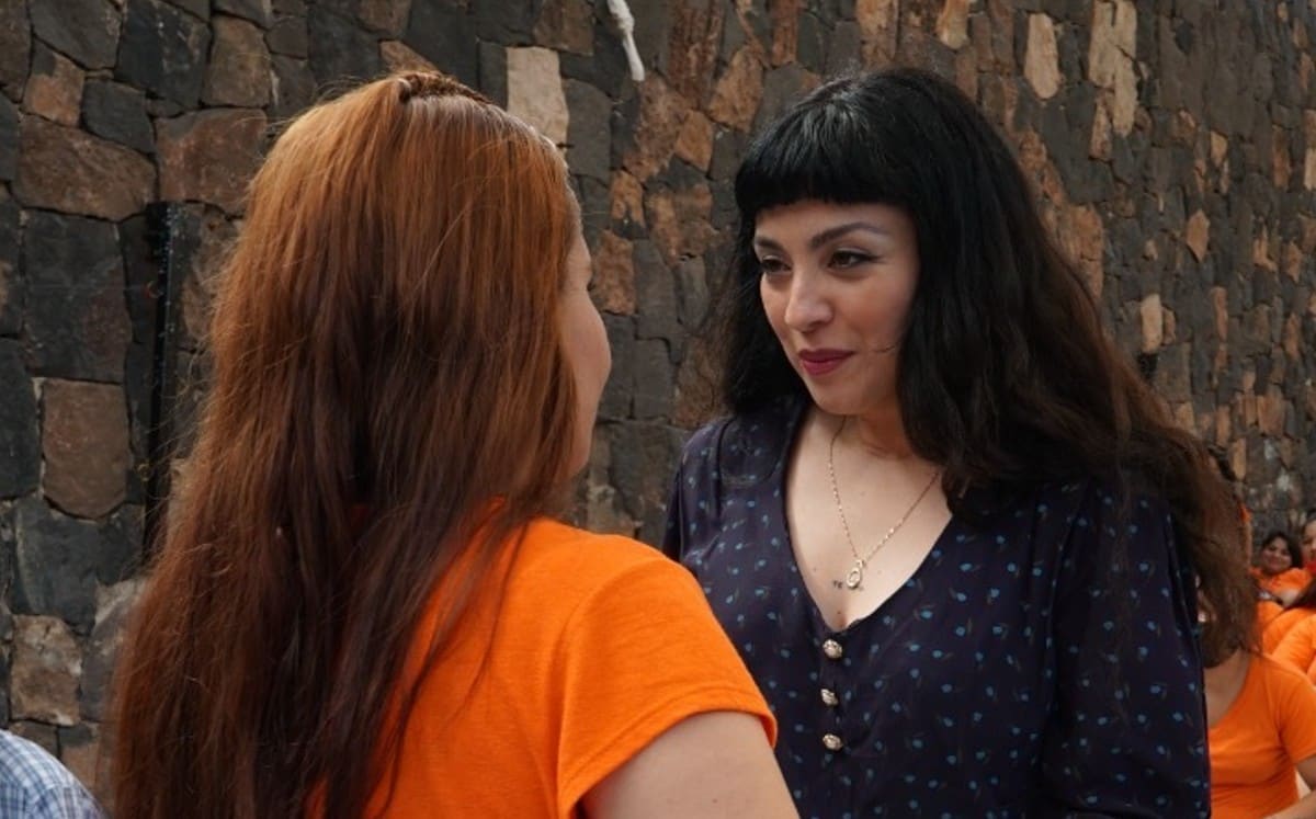 Mon Laferte visita CERESO y da un pequeño concierto dentro