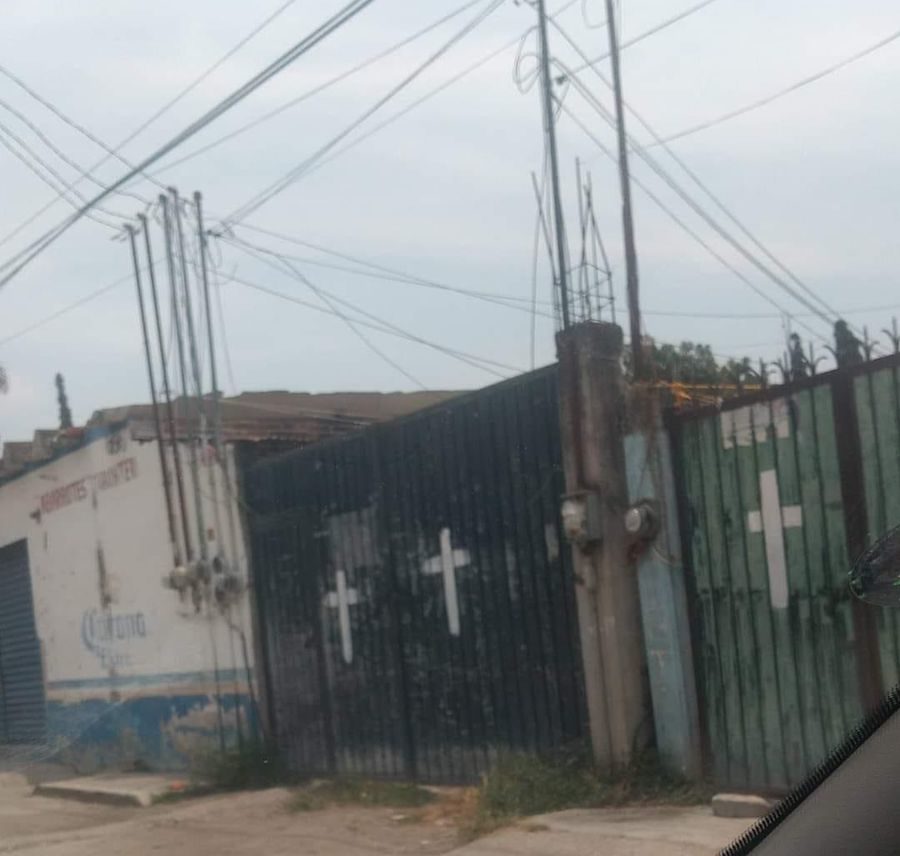 Vecinos de Yautepec pintan cruces por pánico ante un supuesto nahual
