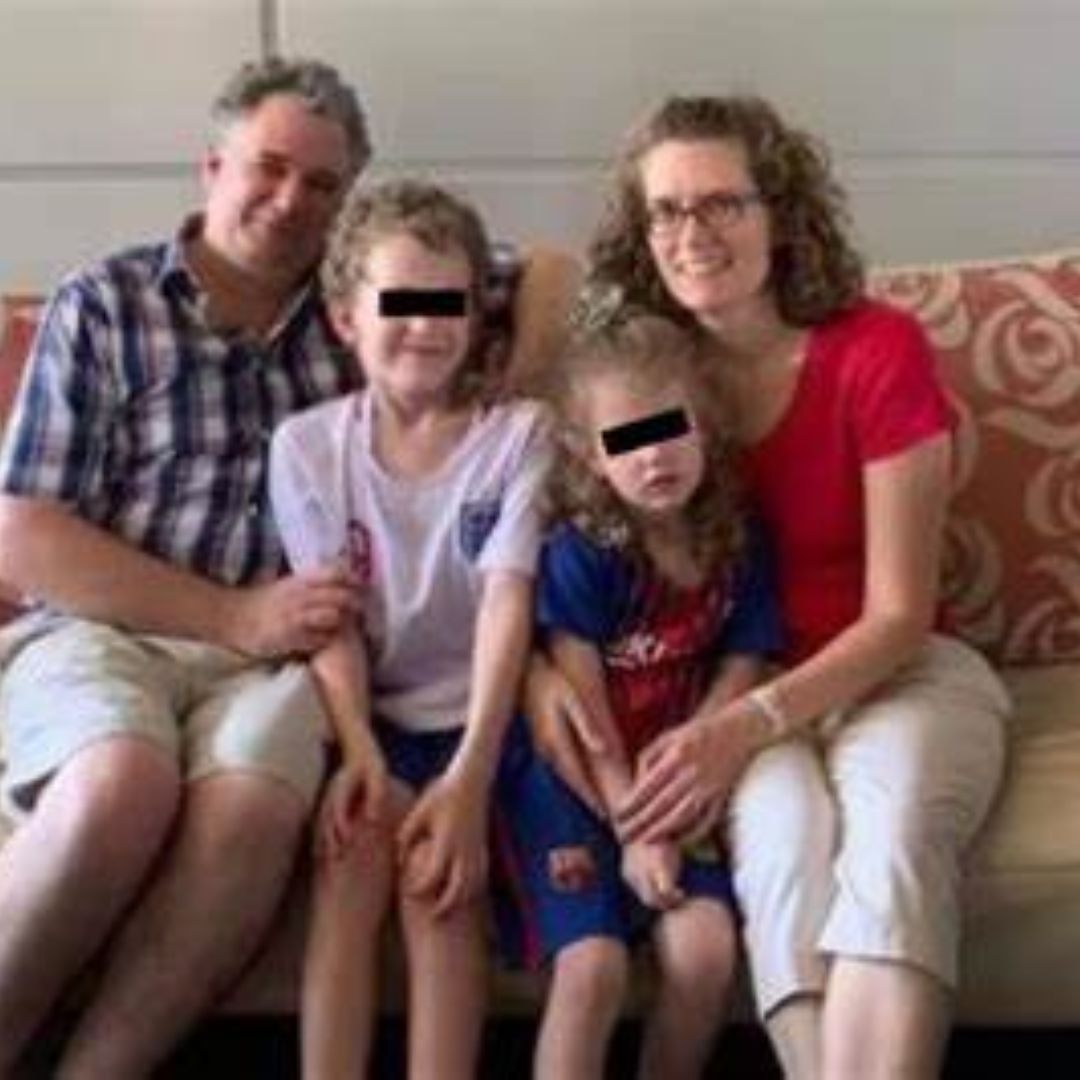 Madre muere a lado de su familia mientras viajaba en avión